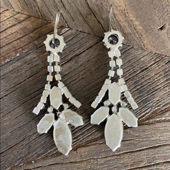 Dangling Earrings - Picture 4 of 5